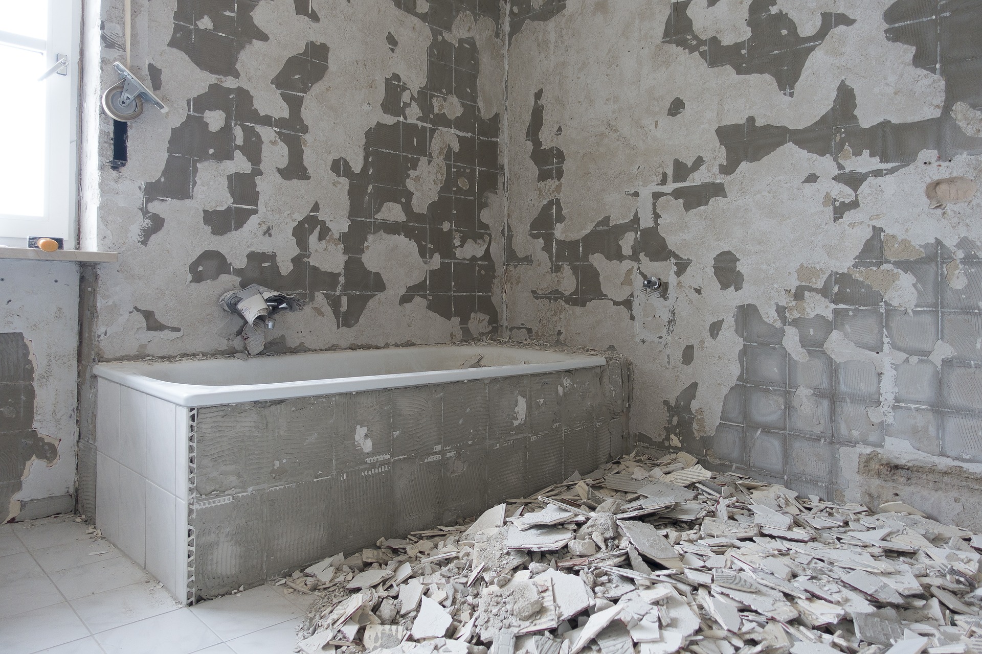 Badezimmer im Sanierungszustand mit abgeschlagen Fliesenspiegel