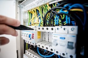 Elektroinstallationsprüfung am Sicherungskasten